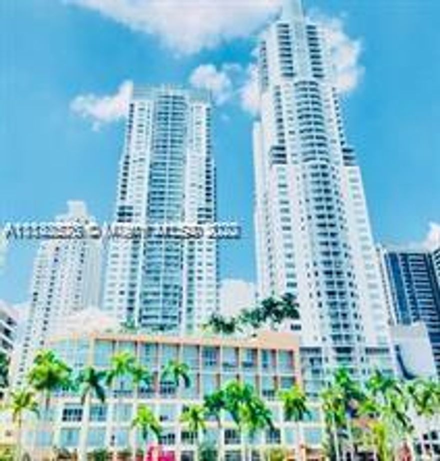 BACK ON MARKET!!! FINANCING FELL THROUGH!!! LOWEST PRICE IN BUILDING!!! SUBMIT OFFER TODAY!!! WILL NOT LAST!!! VIZCAYNE, SOPHISTICATED CITY LIVING SITUATED IN THE HEART OF DOWNTOWN MIAMI. VIZCAYNE'S DOORMEN WELCOME YOU TO ELEGANT RECEPTION LOBBIES, VALET & CONCIERGE SERVICES. 24/7 SECURITY ADN SMART-BUILDING TECH COMPLIMENT THE STATE-OF-THE-ART TOWERS. MANY AMENITIES INCLUDING 15,000SQFT SPA COMPLETE WITH MASSAGE ROOMS, SAUNA & STEAM ROOMS. THREE, STUNNING LAGOON POOLS WITH BAR OVERLOOKING THE BAY AND MUCH MORE...