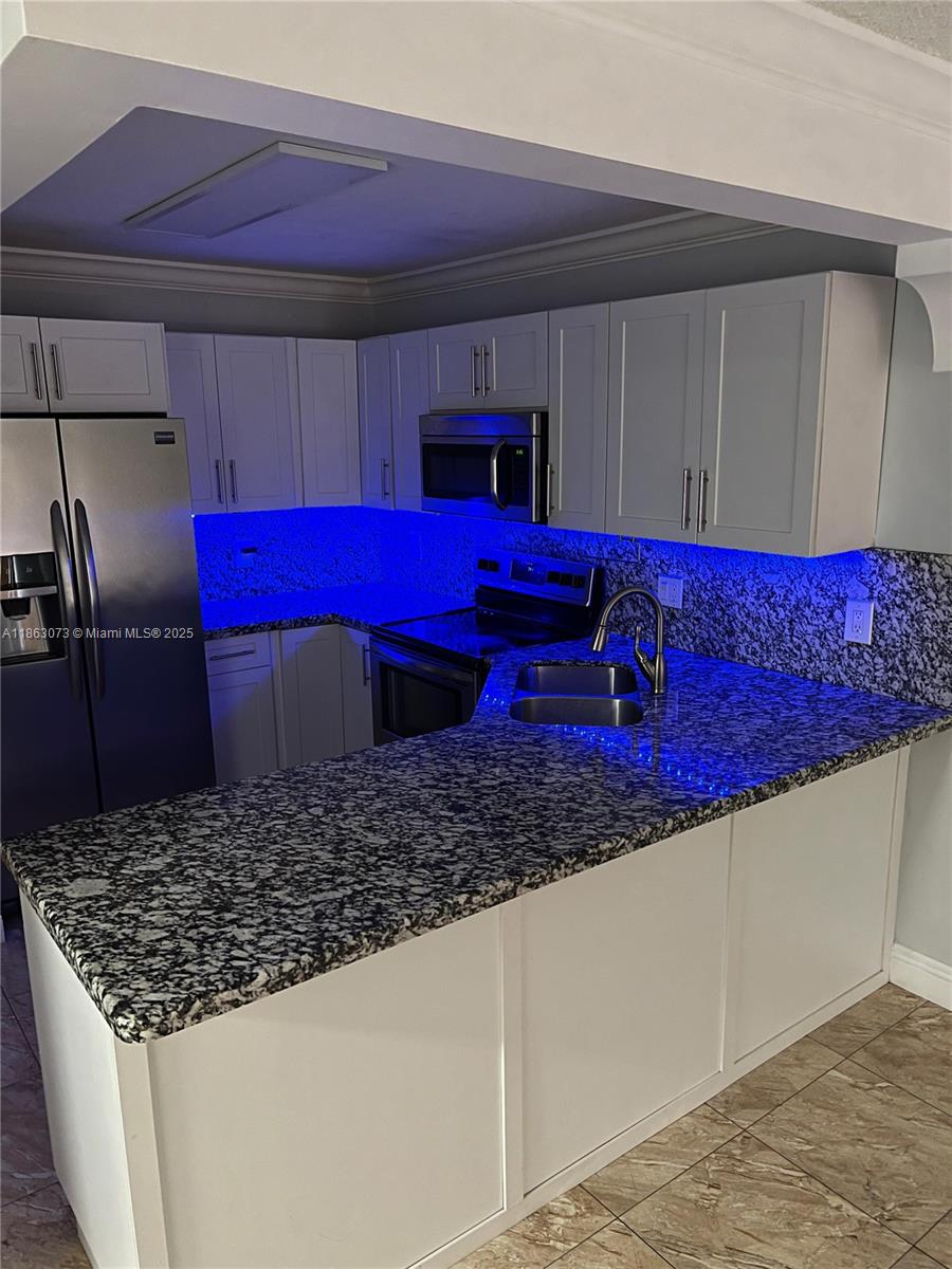 Fully Remodeled 1 bedroom apartment on the 2nd floor in the heart of Hialeah. Freshly painted, With Modern Kitchen, update bathroom, and private balcony. bright living spaces. Includes 1 assigned covered parking space plus an additional paid parking space through December ( tenant may continue lease if desired)
Excellent location near shops, restaurants, schools, and major highways. Move-in ready. Easy to show!!