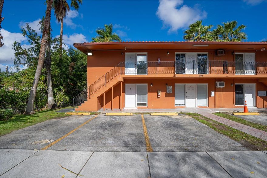 Beautiful and charming large studio in a peaceful area. Walking distance to Jackson Memorial Hospital and University of Miami Medicine school. Rent include water, sewer, trash removal and one car park space. Shared laundry. Rapid approval process. Ready to move in.