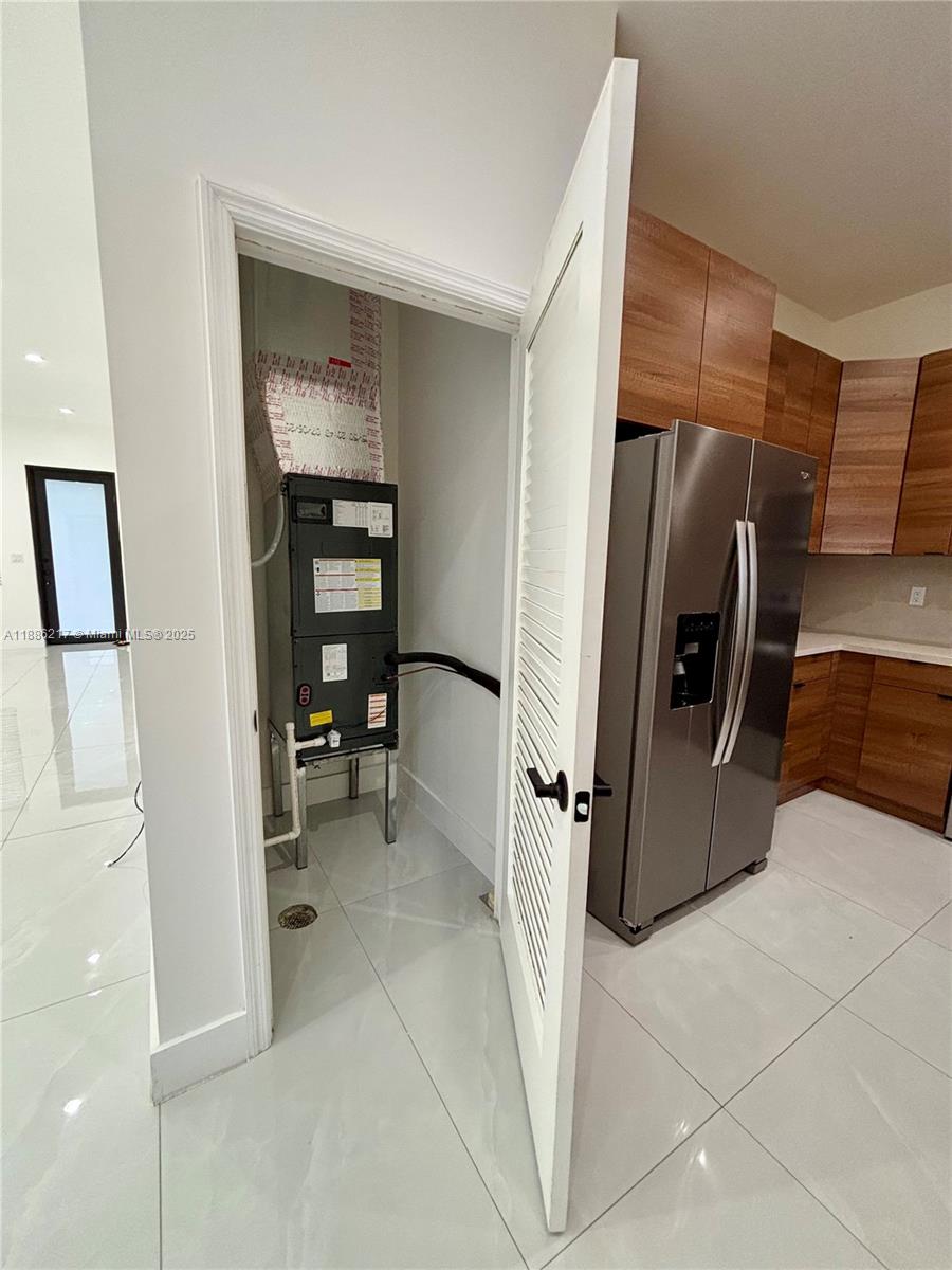 HOLLYWOOD COUNTRY ESTATES - Residential Lease