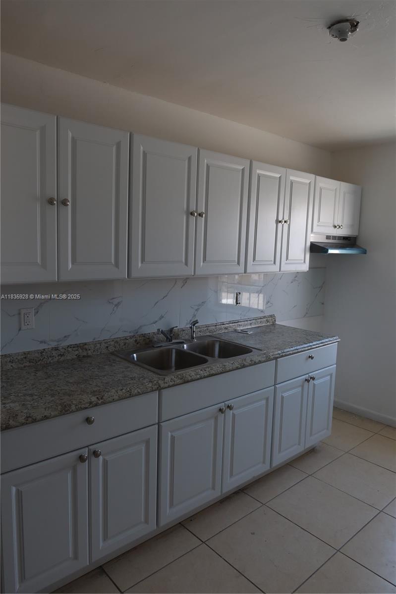 Welcome to your new home in the heart of Hialeah! This charming 1-bedroom, 1-bath unit offers comfort, convenience, and unbeatable location. Situated near shopping centers, public transportation, schools, and dining options, everything you need is just minutes away.
The unit features a bright spacious bedroom, and a functional layout that makes the most of every square foot. Ideal for singles or couples seeking a cozy place to call home.
Fast approval process.
Don't miss your chance to live in this centrally located gem—schedule your showing today!