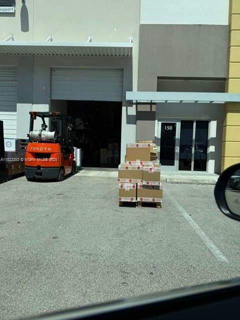 EXCELLENT LOCATION NEAR THE DOLPHIN AND INTERNATIONAL MALL. WAREHOUSE AND OFFICE READY TO START YOUR BUSINESS FURNITURE AND RACK INCLUDED IN THE PRICE LOCATION IS AMAZING FOR SHOWING PLEASE TEXT