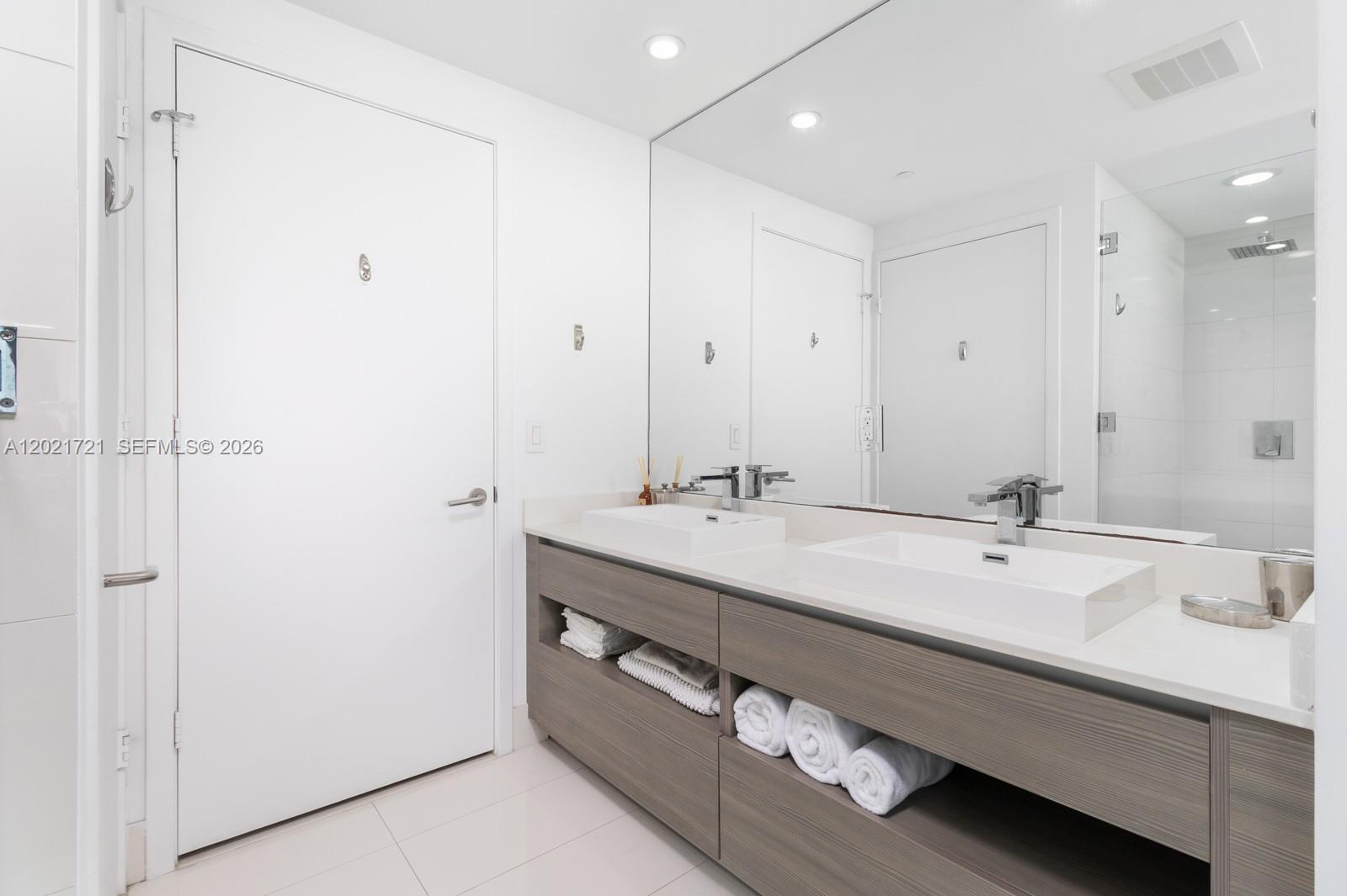 ICON BAY CONDOMINIUM - Residential