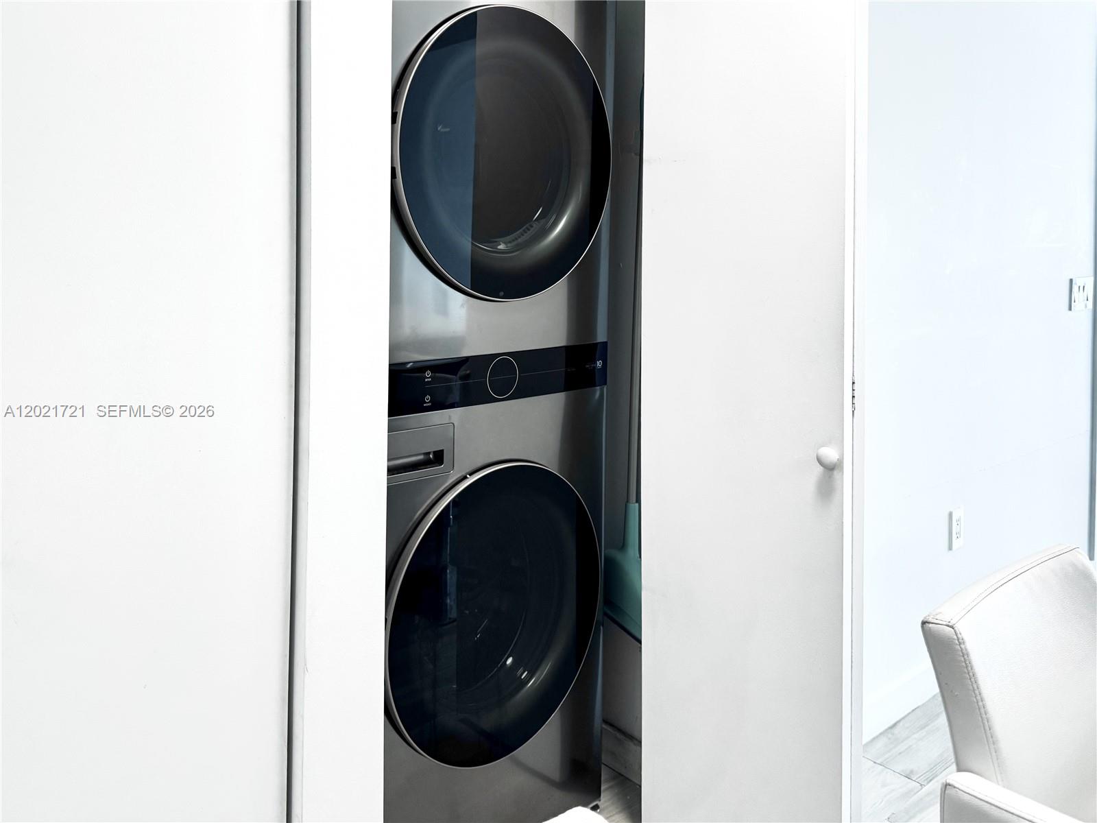 ICON BAY CONDOMINIUM - Residential