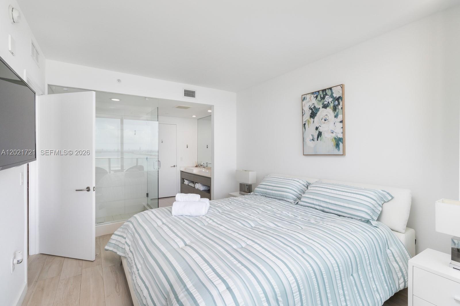 ICON BAY CONDOMINIUM - Residential