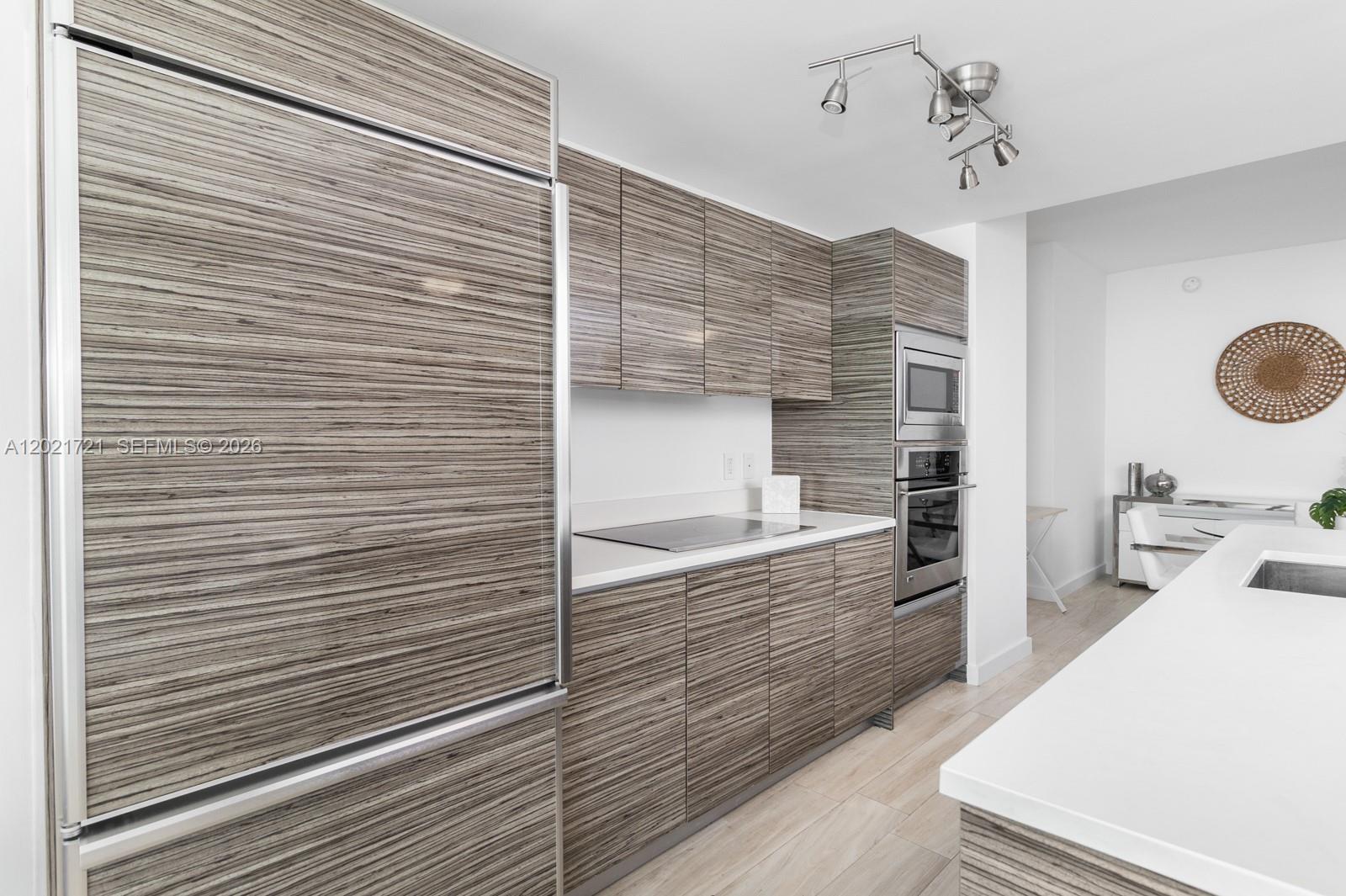 ICON BAY CONDOMINIUM - Residential
