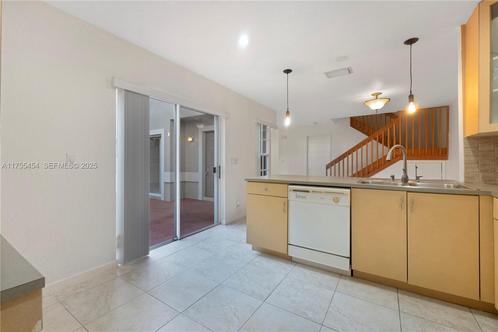 EMBASSY LAKES - Residential