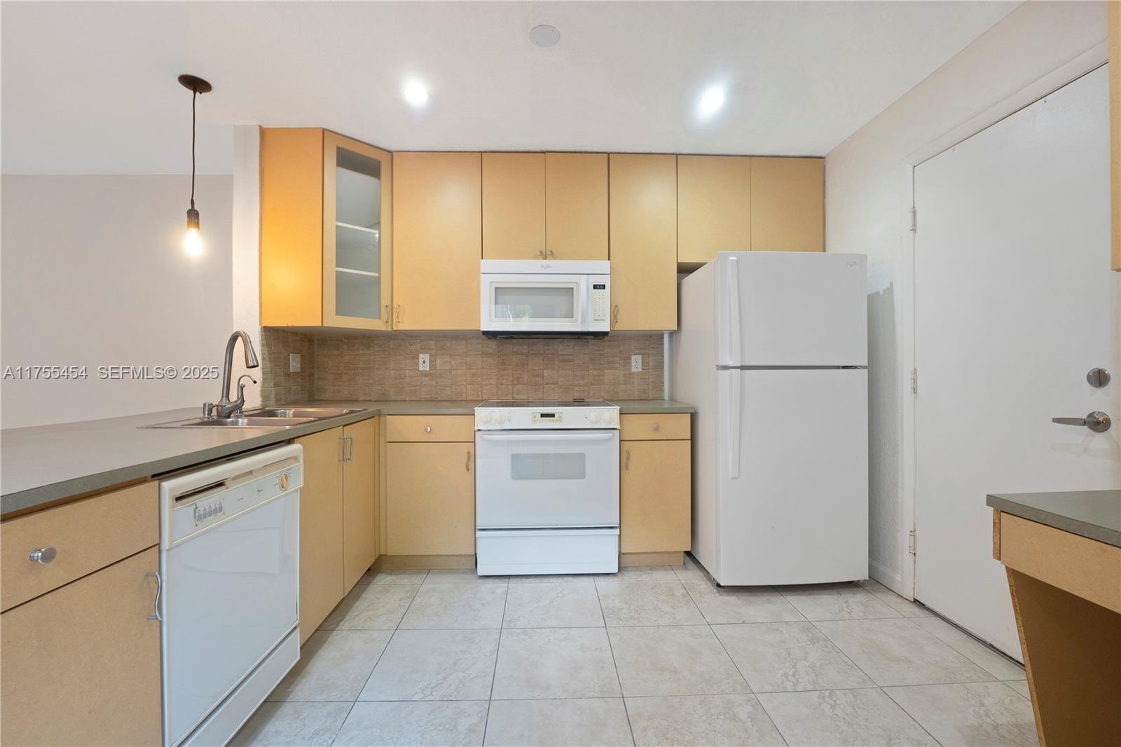 EMBASSY LAKES - Residential