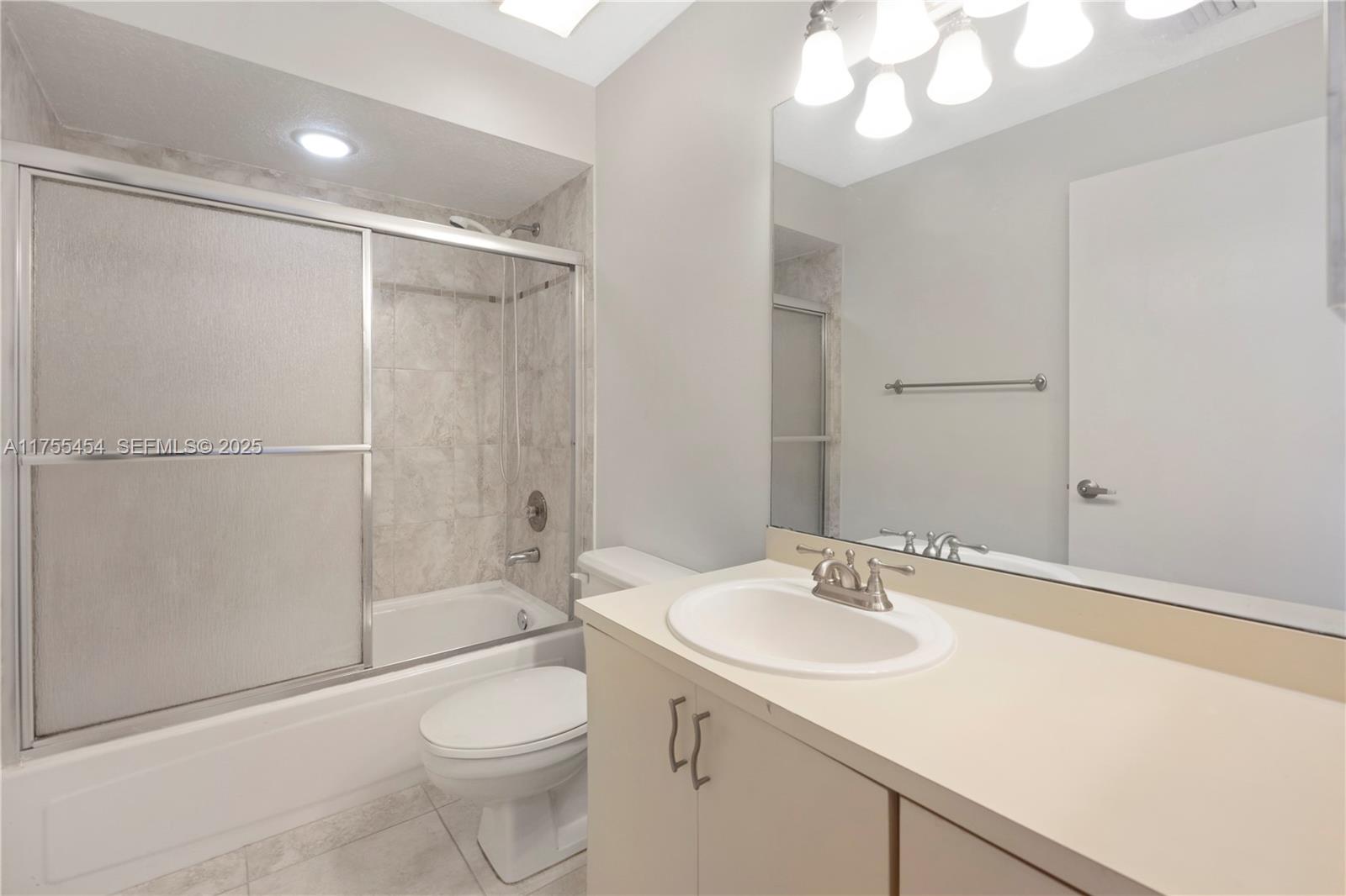 EMBASSY LAKES - Residential