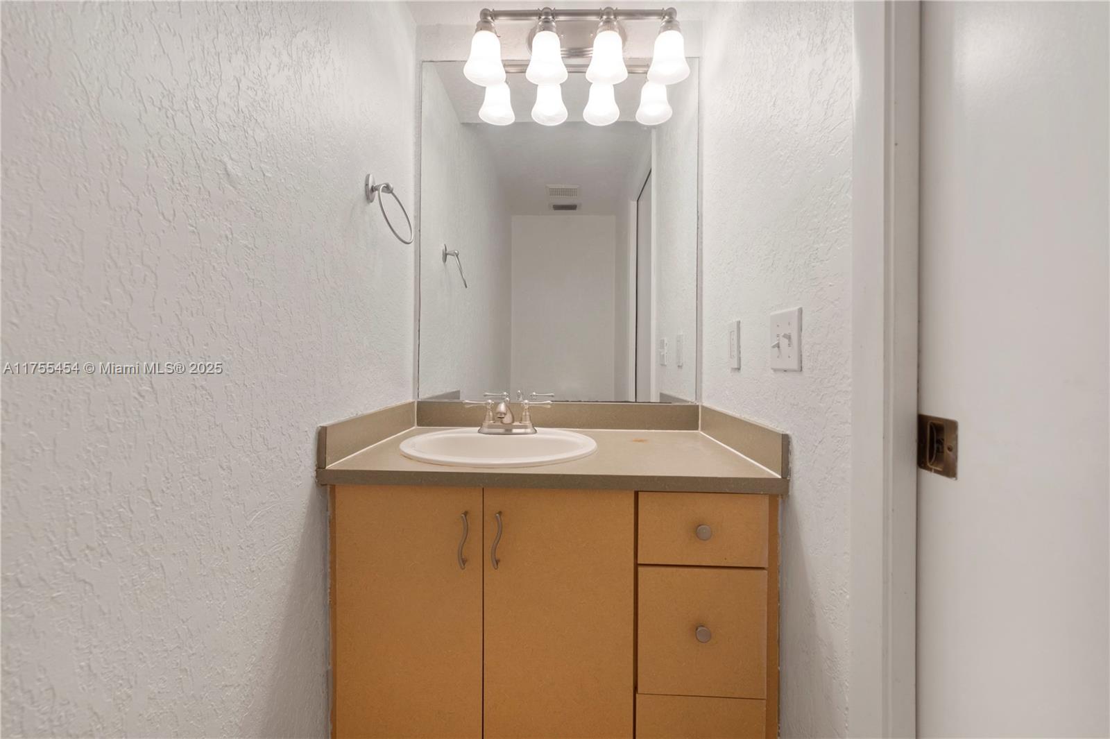 EMBASSY LAKES - Residential