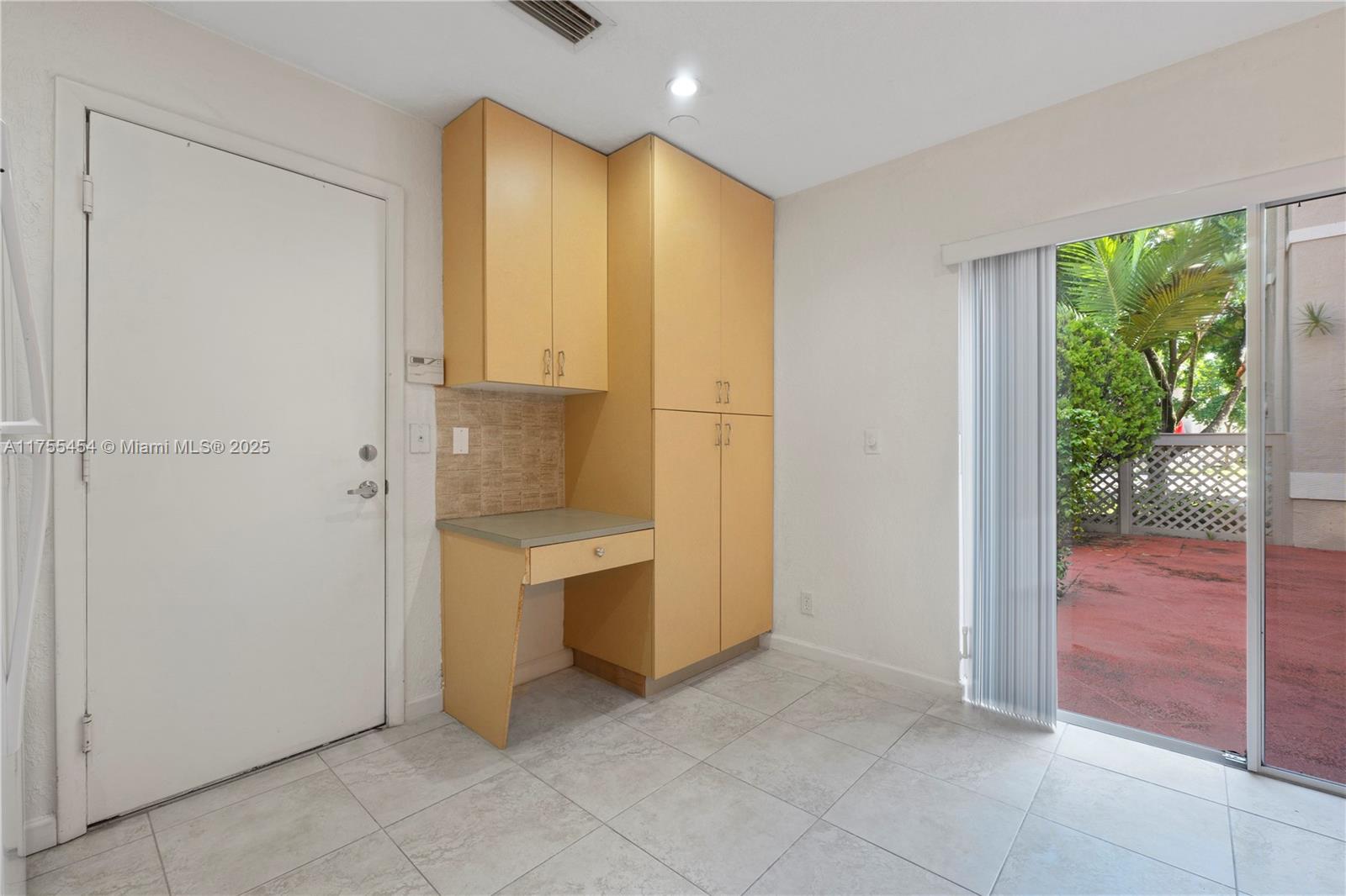 EMBASSY LAKES - Residential