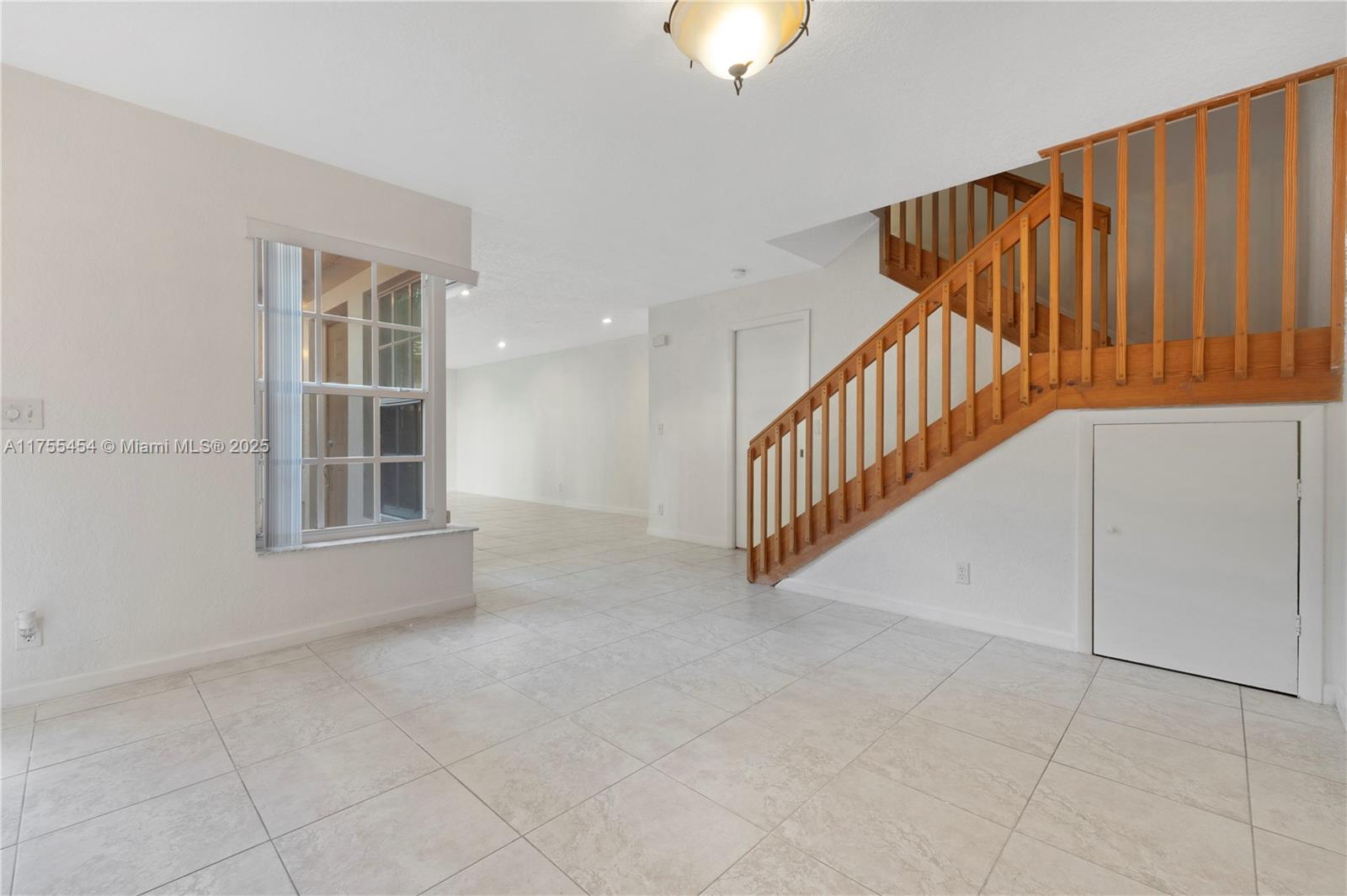 EMBASSY LAKES - Residential