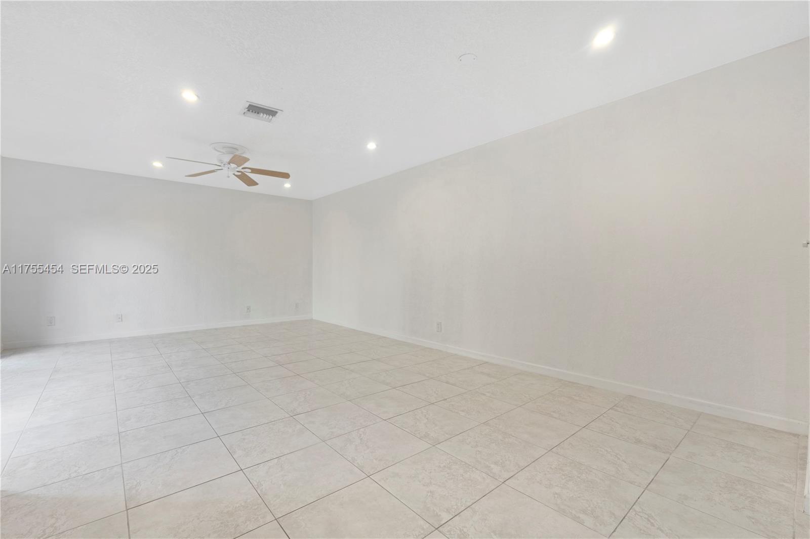 EMBASSY LAKES - Residential