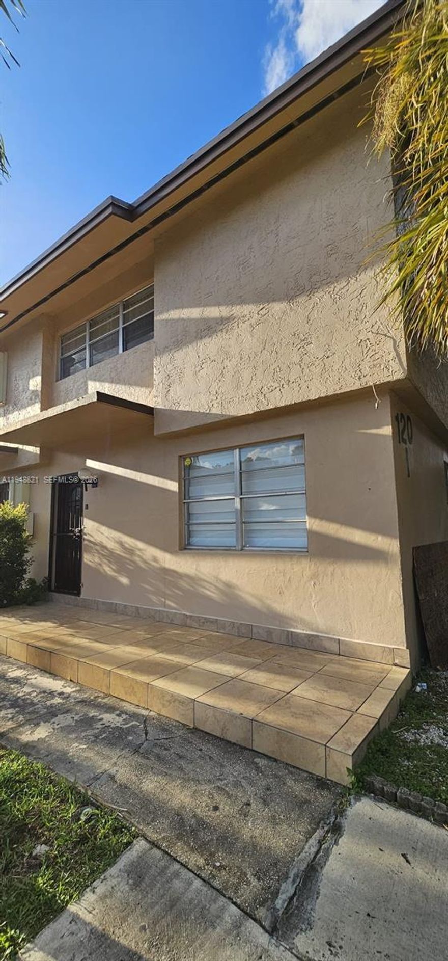 Perfect location. Spectacular and impeccable townhouse. It is on the corner and has 4 bedrooms and 2 completely remodeled bathrooms. 1 bedroom on the first floor with separate entrance and new roof (2023). Very well located near restaurants, FIU University, shopping centers such as Dolphin Mall and International Mall. The common areas are very well maintained by the association and have a swimming pool and tennis court.
