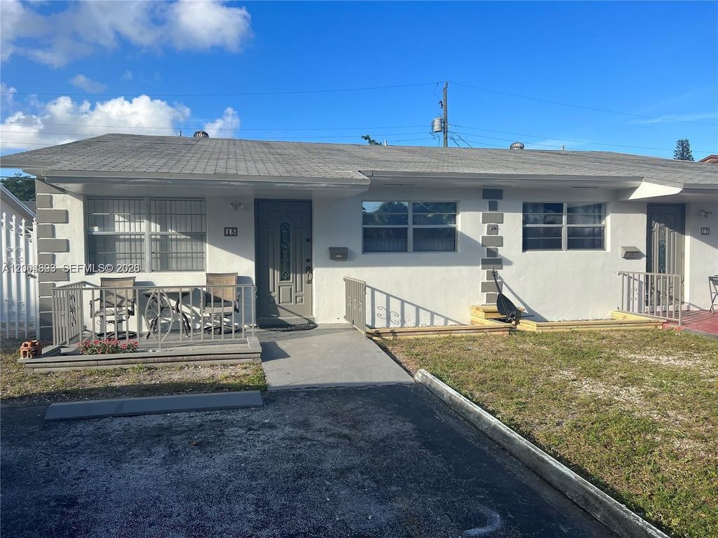 Photo of 15 SE 13th St #17, Dania Beach, FL 33004 (MLS # A12004603)