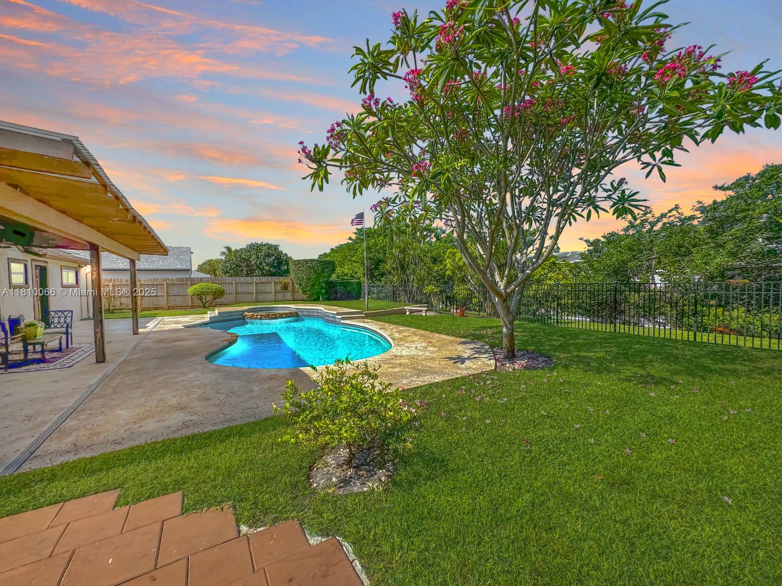 FLAMINGO GARDENS - Residential