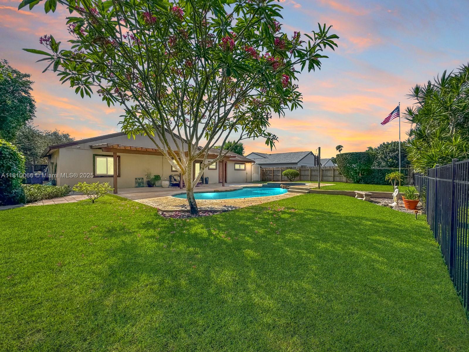 FLAMINGO GARDENS - Residential