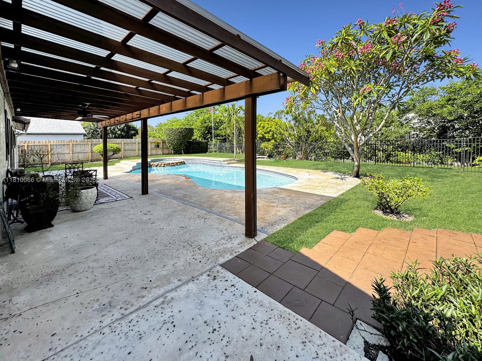 FLAMINGO GARDENS - Residential