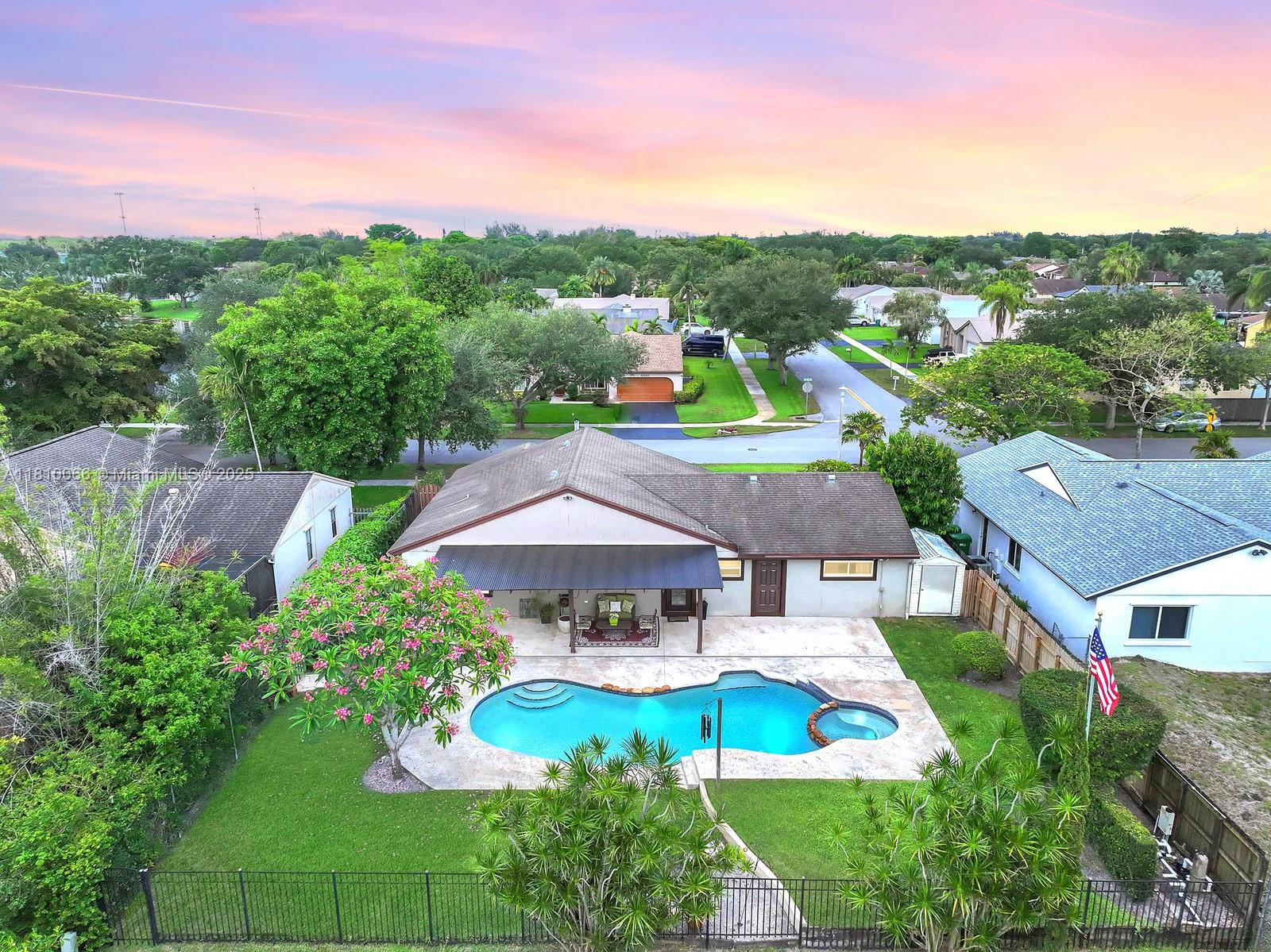 FLAMINGO GARDENS - Residential
