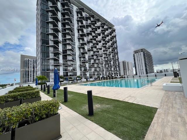 Fabulous 1 bedroom 1 baathroom 698 Sq.Ft apartment in the heart of Doral! The unit is located on the 6th Floor ofBuilding 5300 of Down town Doral. Kitchen equipped with stove, dishwasher, microwave and refrigerator, also hasa Washer and Dryer, closets, blinds, ceramic floors and an assigned parking space. The condominium has a beautiful swimming pool, gym, spa and a multiple activities room, Valet Parking service is offered. Very close to schools, shops, restaurants and everything you need for a comfortable stay.
