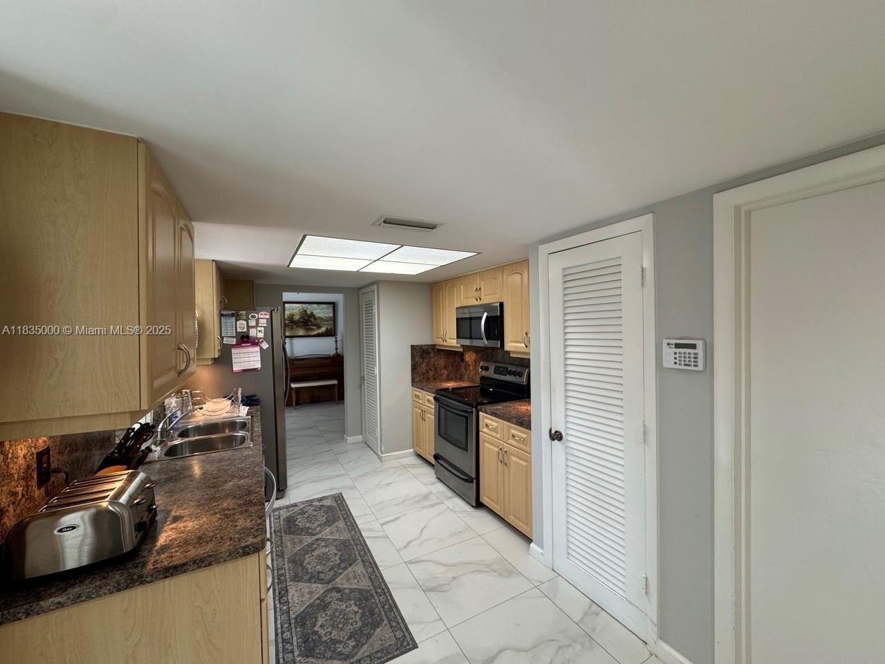 14181 Leaning Pine Dr, Miami Lakes, FL, 33014/$780,000 4 14181 Leaning Pine Dr