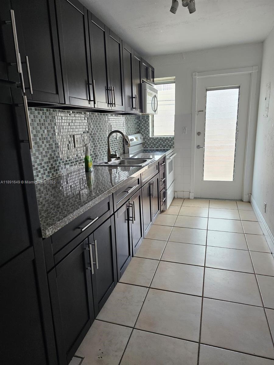 FLORIDIAN ARMS CONDO - Residential Lease