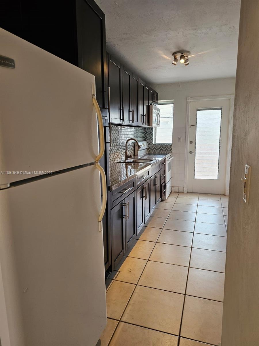 FLORIDIAN ARMS CONDO - Residential Lease