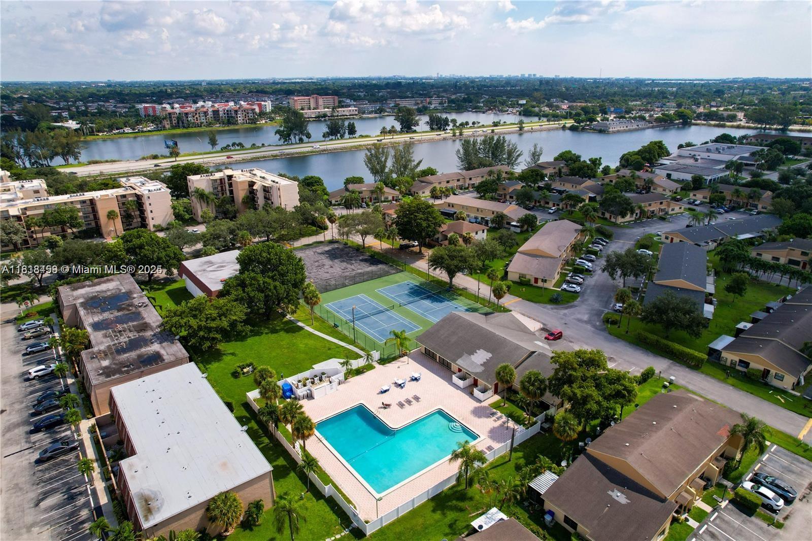 BLUE LAKE TOWNHOUSES COND - Residential