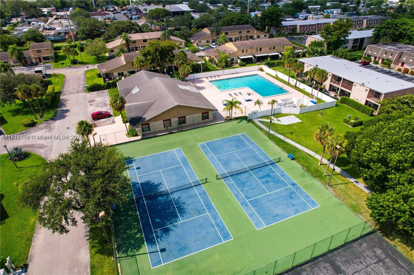 BLUE LAKE TOWNHOUSES COND - Residential