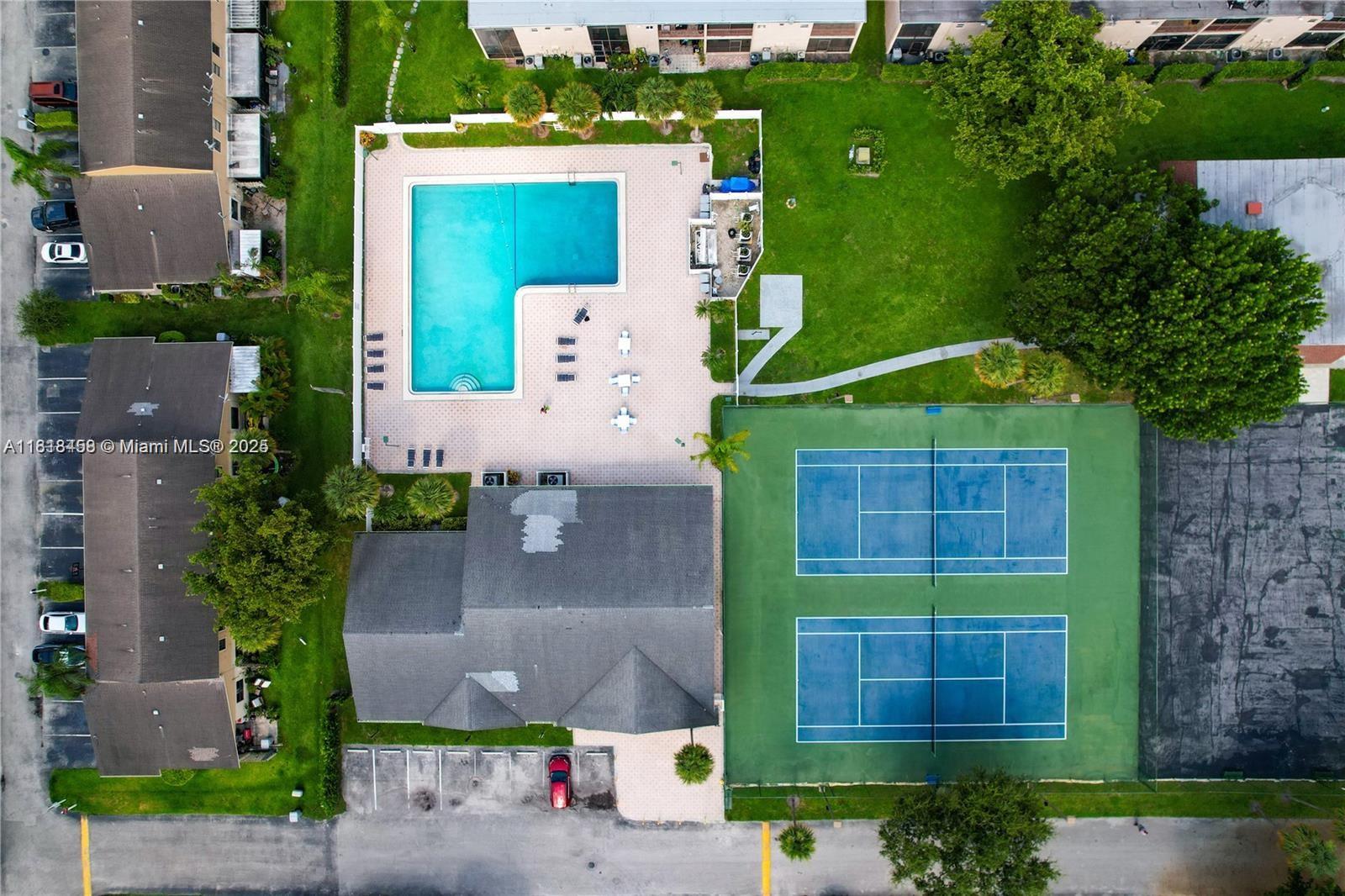 BLUE LAKE TOWNHOUSES COND - Residential