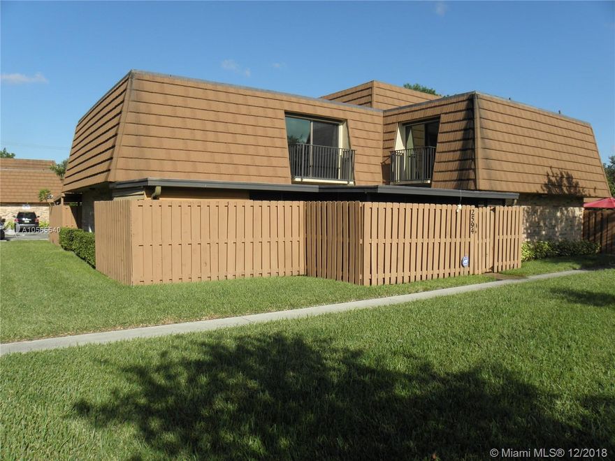 Very spacious and bright town home located in the highly desired Camelot Gardens at Rock Creek.  Unit has 3 bedrooms and 2 ½ baths.  Master suite has a large walk-in closet and beautifully upgraded double vanity sink.  Great for entertaining with a sizable screened in patio.  Washer and dryer in the unit.  You’ll fall in love with this comfortable home.