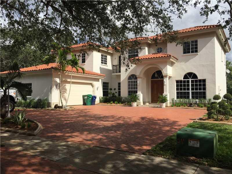 BEAUTIFUL 2 STORY SINGLE FAMILY HOME, 5 BEDROOMS AND 3 BATHROOMS IN MIAMI LAKES. CLOSE TO SCHOOLS, SHOPPING AND MORE.