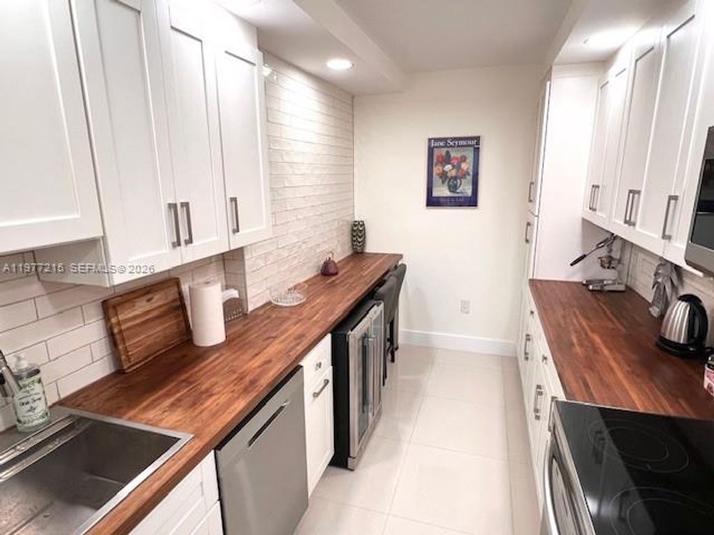 Photo of 4001 Hillcrest Dr #1014, Hollywood, FL 33021 (MLS # A11977215)