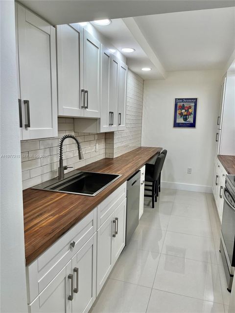 Tiny photo for 4001 Hillcrest Dr #1014, Hollywood, FL 33021 (MLS # A11977215)