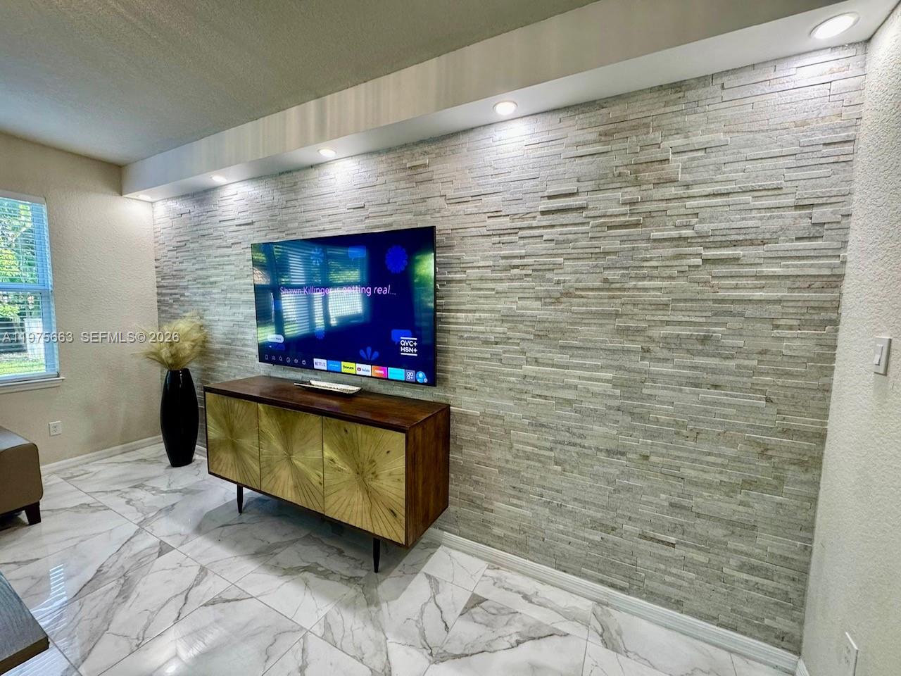 HILLCREST COUNTRY CLUB SO - Residential Lease