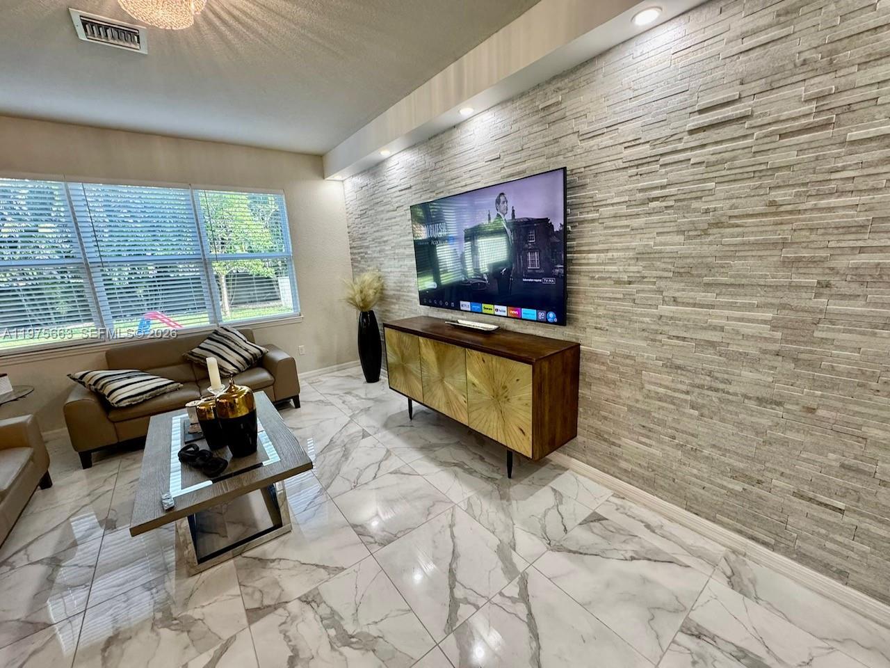 HILLCREST COUNTRY CLUB SO - Residential Lease