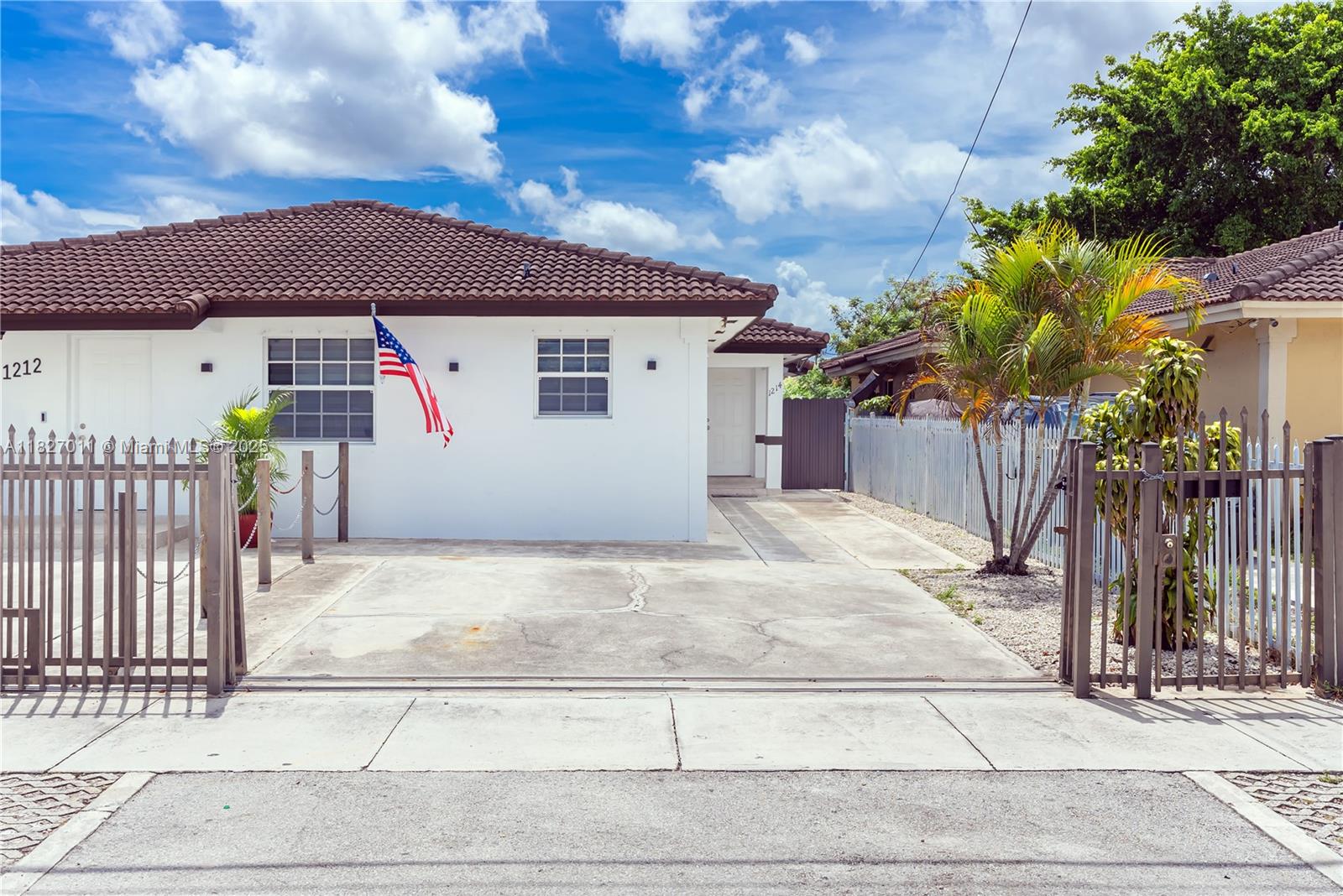 Welcome home! Discover the perfect blend of luxury and convenience in this stunning 3-bedroom, 2-bathroom residence. With a spacious layout and an expansive backyard, this home is ideal for entertaining and family fun. Located in a vibrant community, you'll be just minutes from top-rated schools, trendy cafes, and bustling shopping centers. Enjoy the ease of nearby parks and quick access to major highways, making your daily commute a breeze. Don't miss your chance to experience the ultimate in comfort and lifestyle – schedule your tour today.