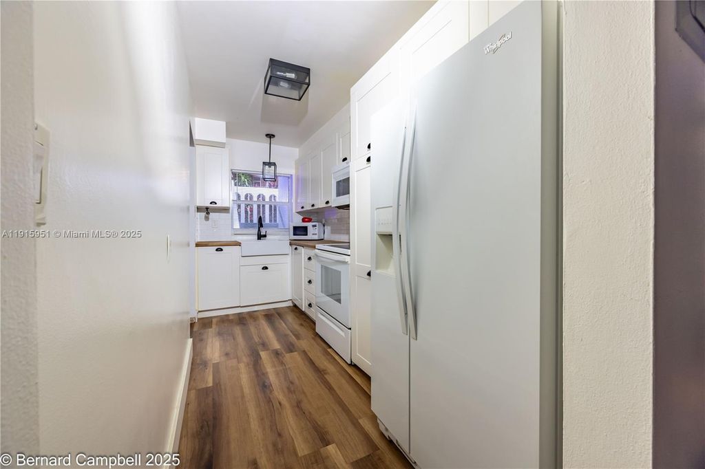 Photo of 161 NE 10th Ave #15A, Hallandale Beach, FL 33009 (MLS # A11915951)