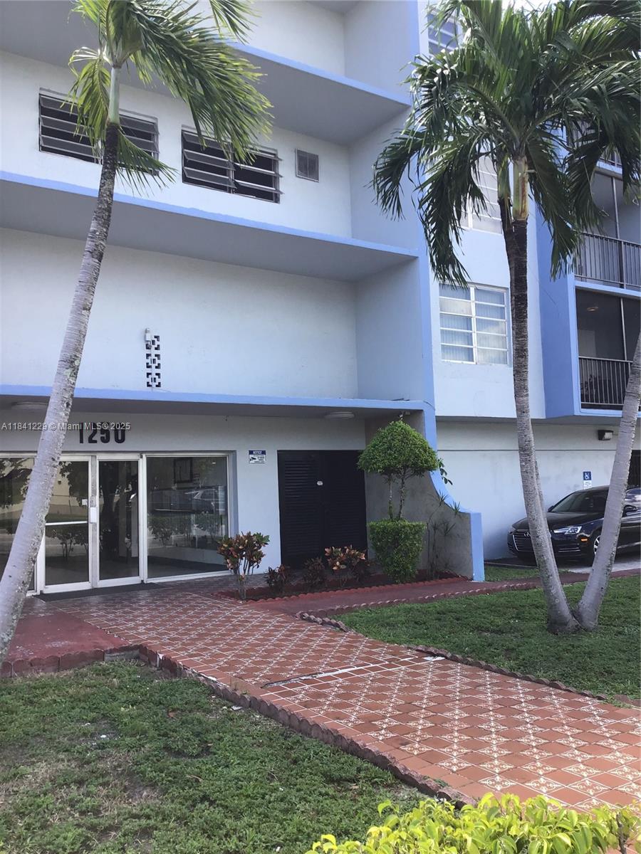 * Charming, beautiful very large 840 Sf. **Covered gated parking** One bedroom one bath plus gest bath, ceramic floor's, huge walk-in closet, central A/C. Five minutes to I-95 and Biscayne Blvd. Very easy to show.