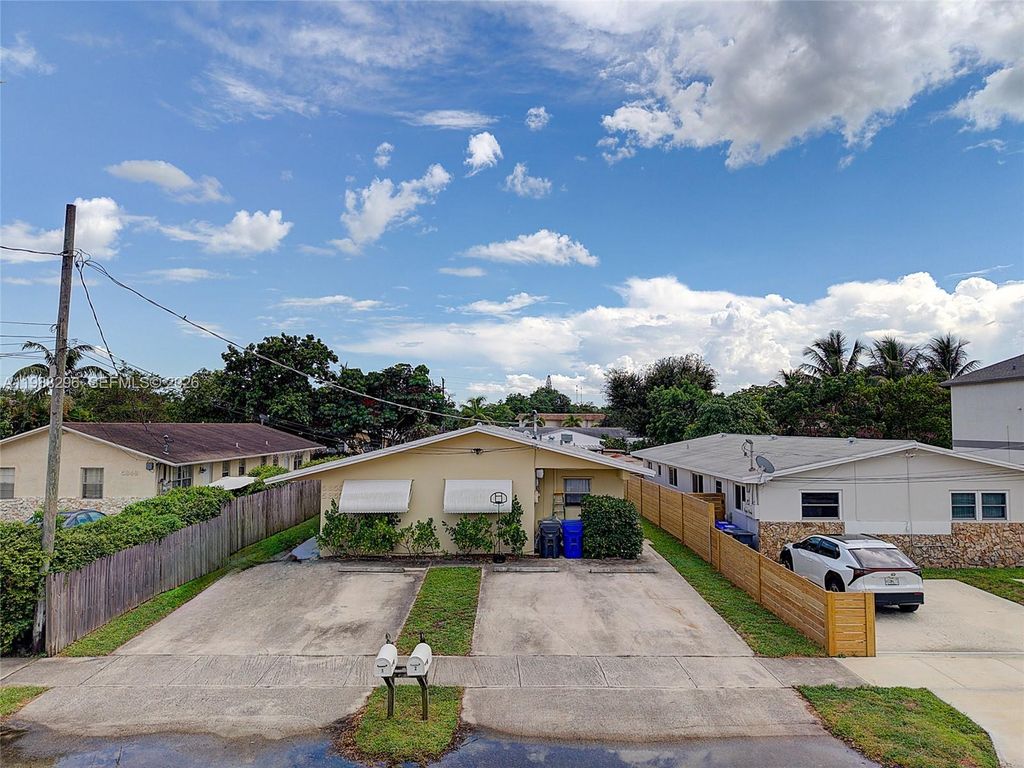 Photo of 5850 Lincoln St, Hollywood, FL 33021 (MLS # A11988296)