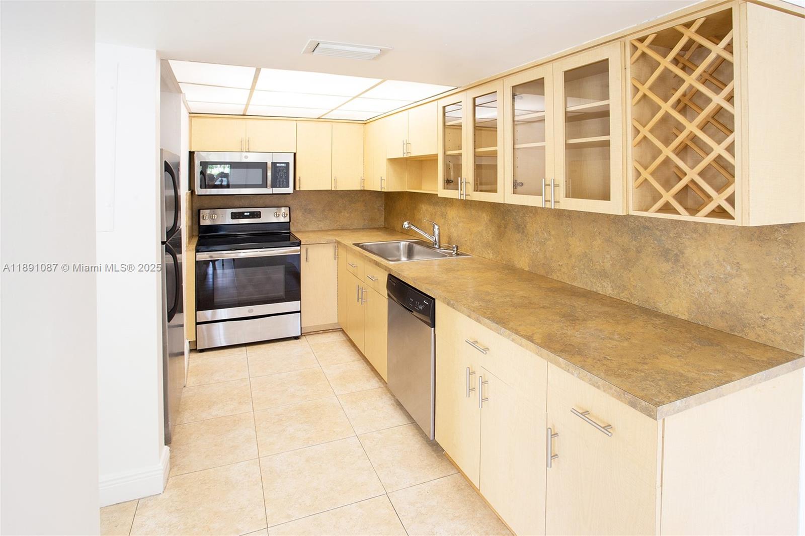 KENDALL CENTER - Residential Lease