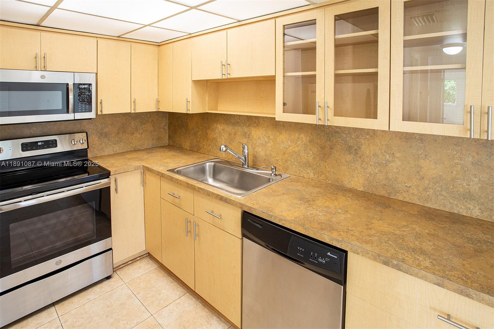 KENDALL CENTER - Residential Lease
