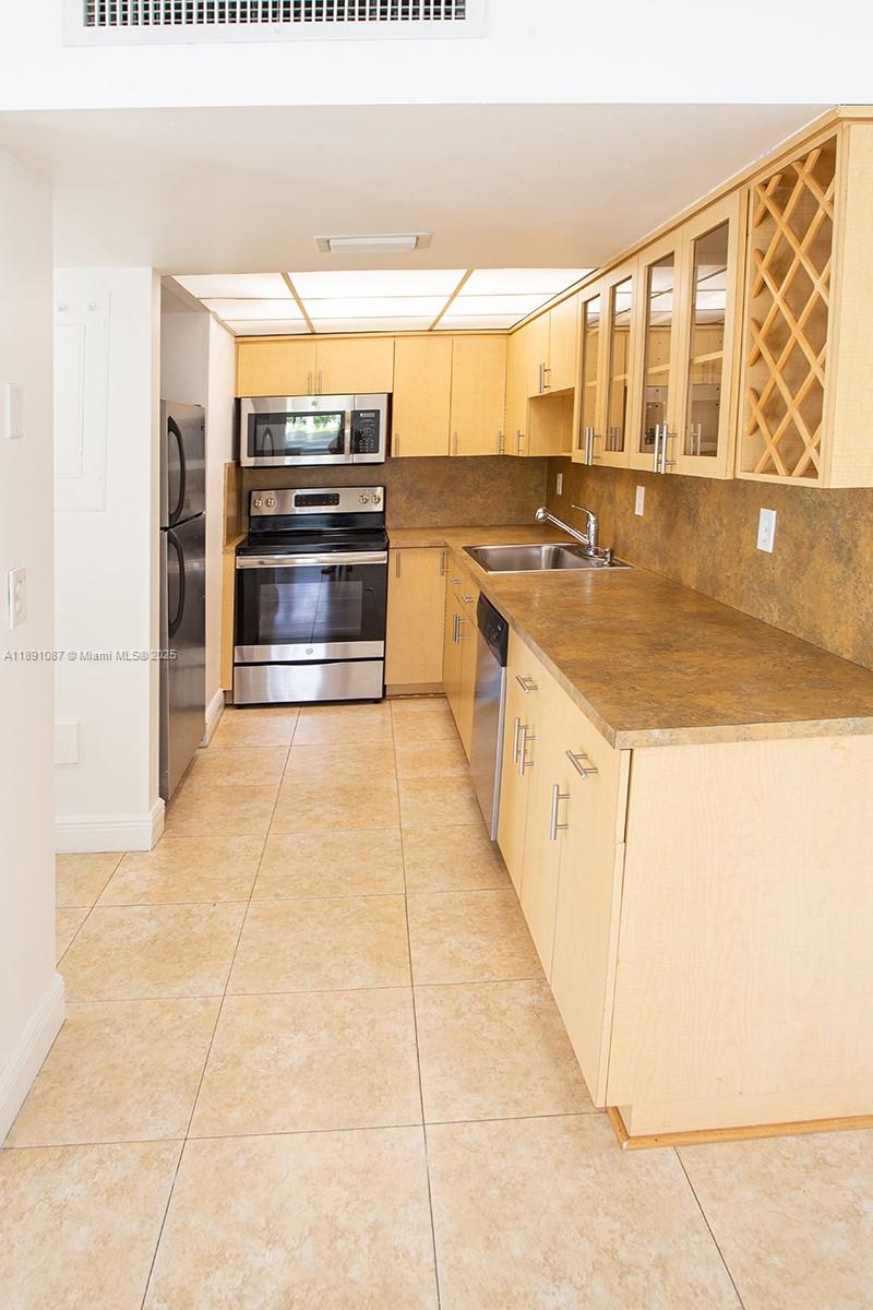 KENDALL CENTER - Residential Lease