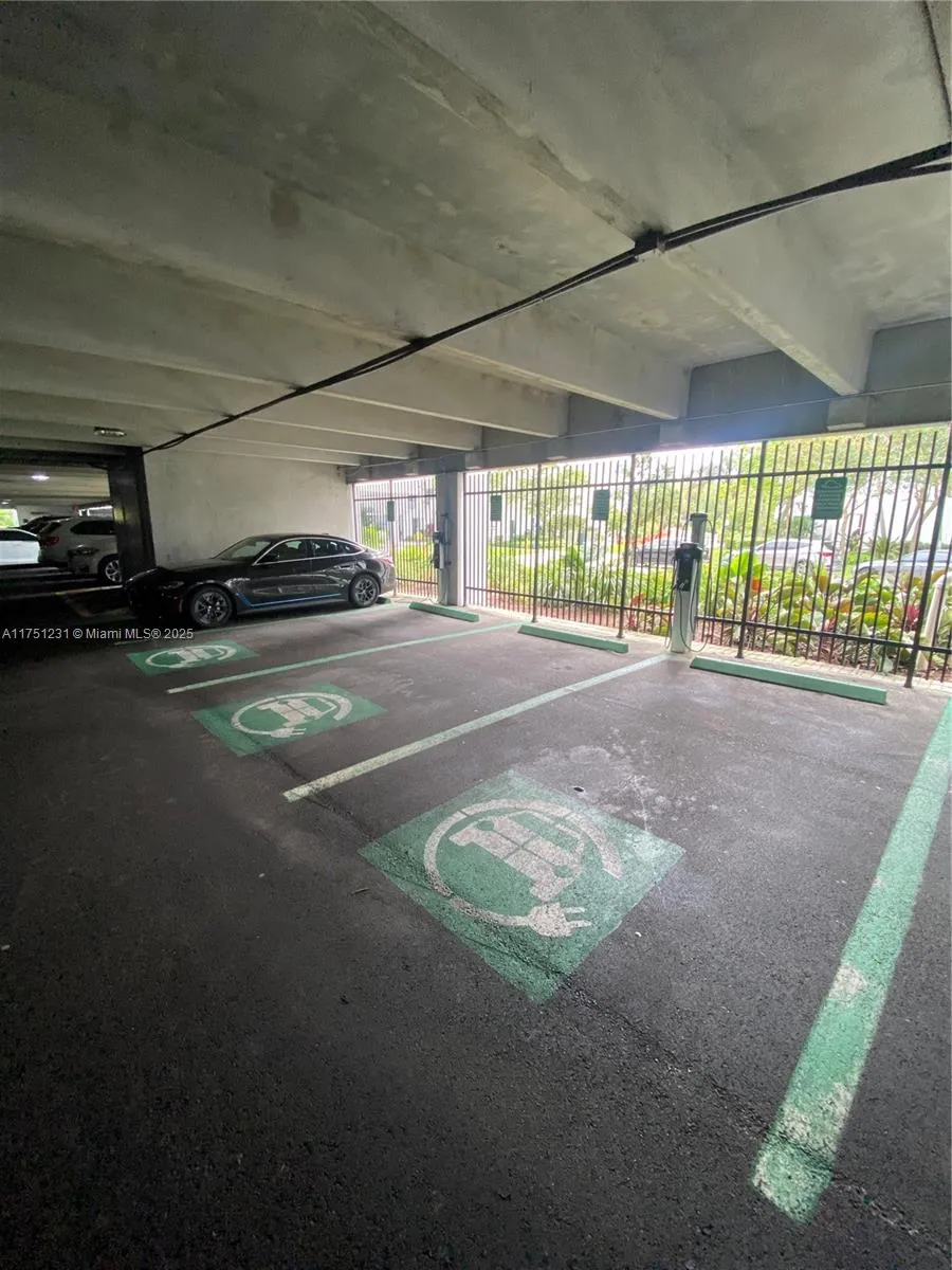 North Miami, Florida 33181, United States, 2 Bedrooms Bedrooms, ,2 BathroomsBathrooms,Residential,Active,77139