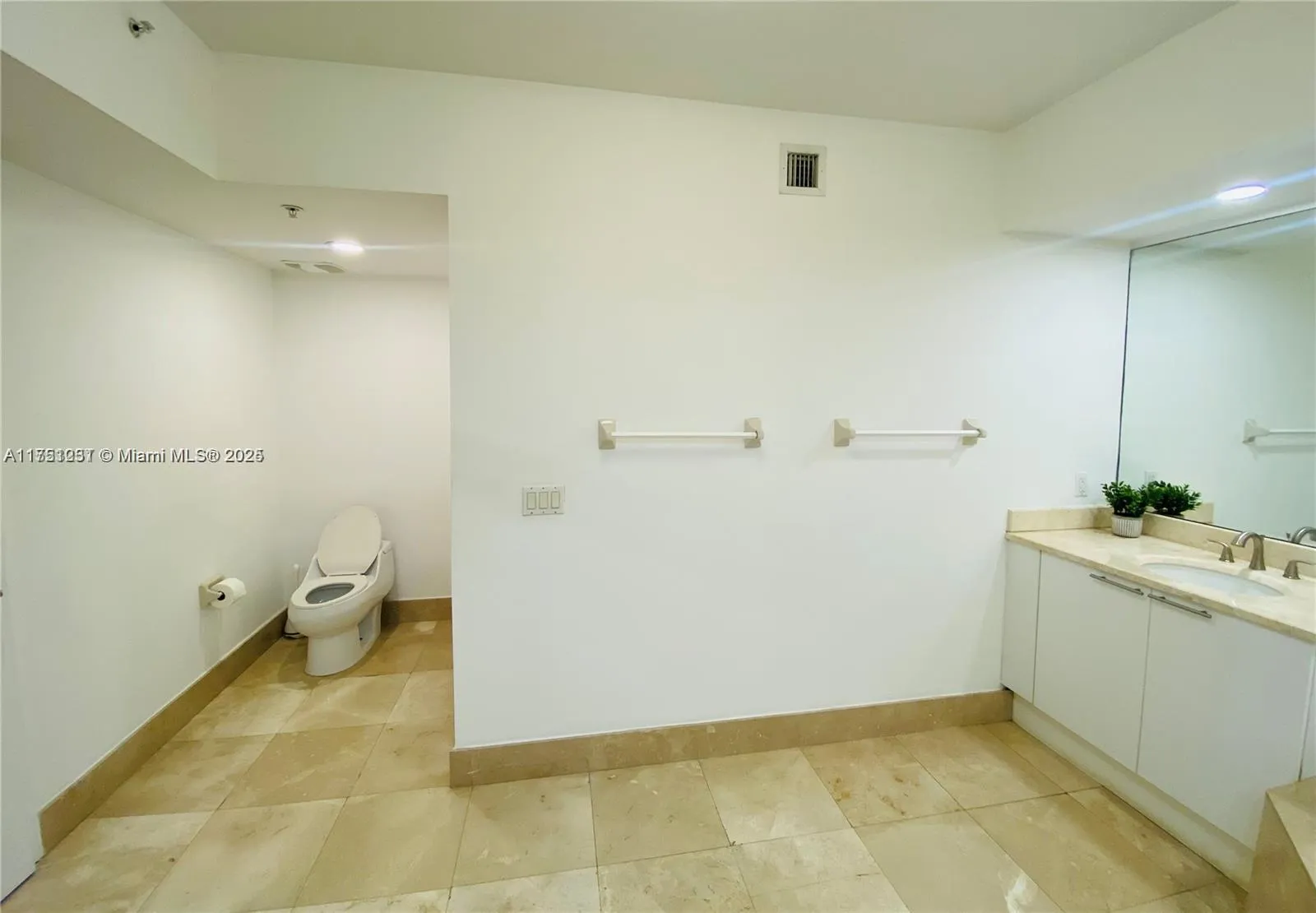 North Miami, Florida 33181, United States, 2 Bedrooms Bedrooms, ,2 BathroomsBathrooms,Residential,Active,77139