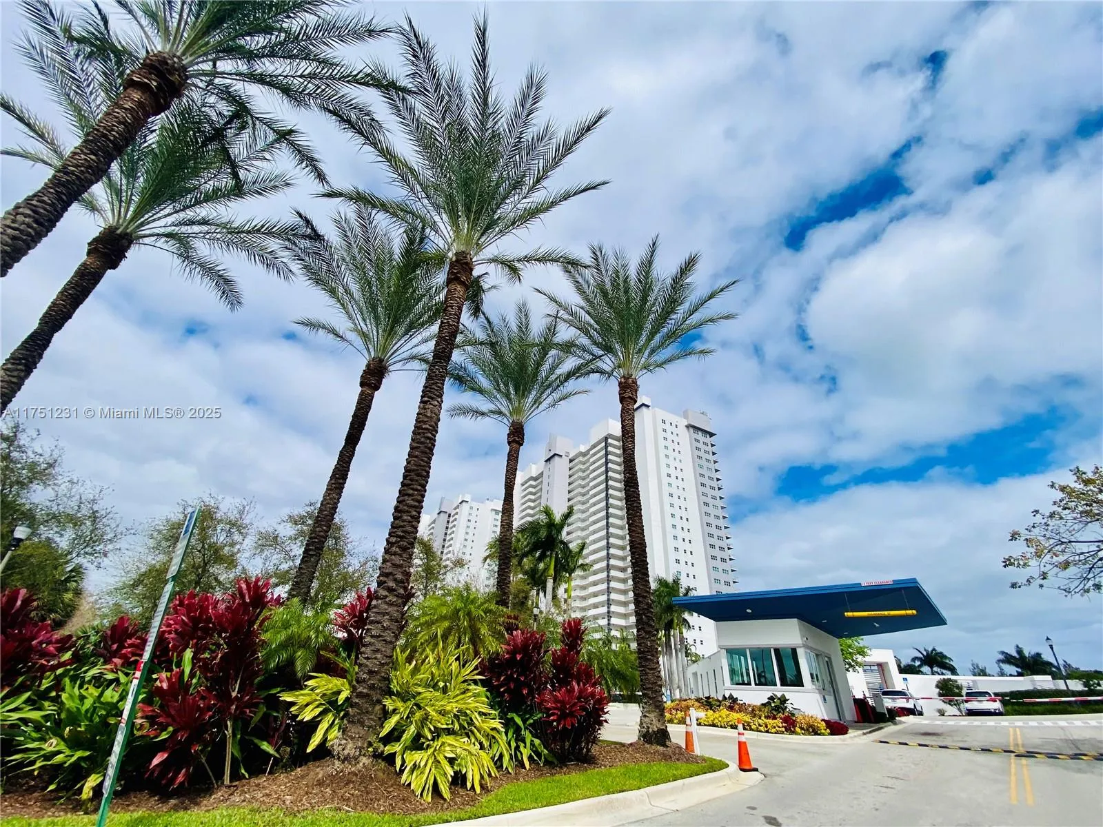 North Miami, Florida 33181, United States, 2 Bedrooms Bedrooms, ,2 BathroomsBathrooms,Residential,Active,77139