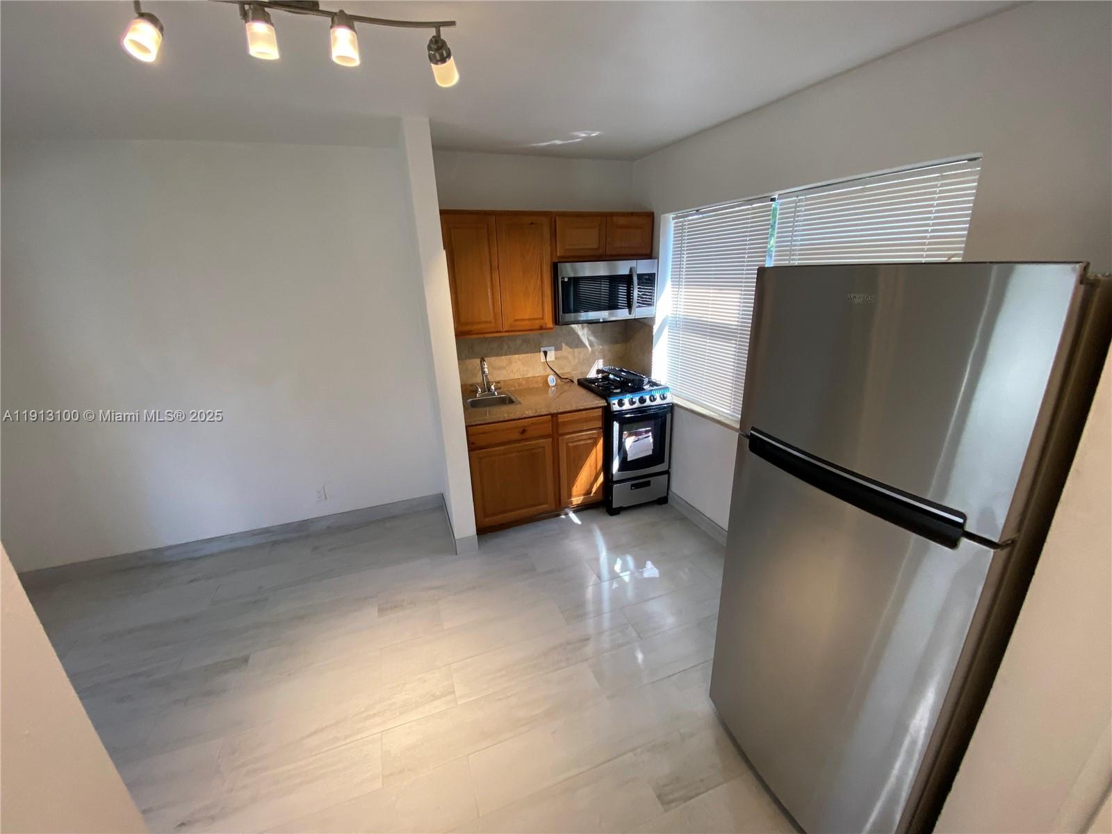 HOLLYWOOD HOMESITES REV P - Residential Lease