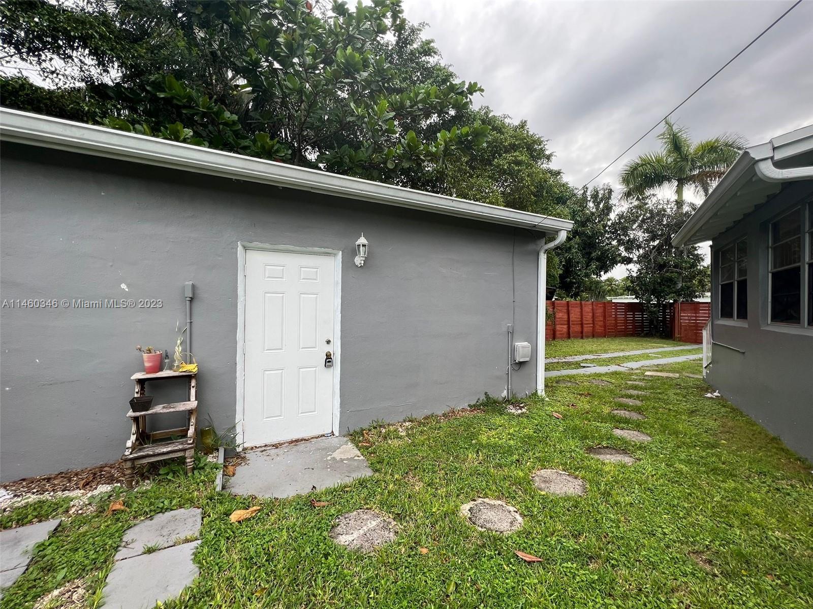 Cozy and tiny efficiency for one person, partially furnished with full bed size, big refrigerator, small patio, parking for 1 car. Ready to move now. All bills included