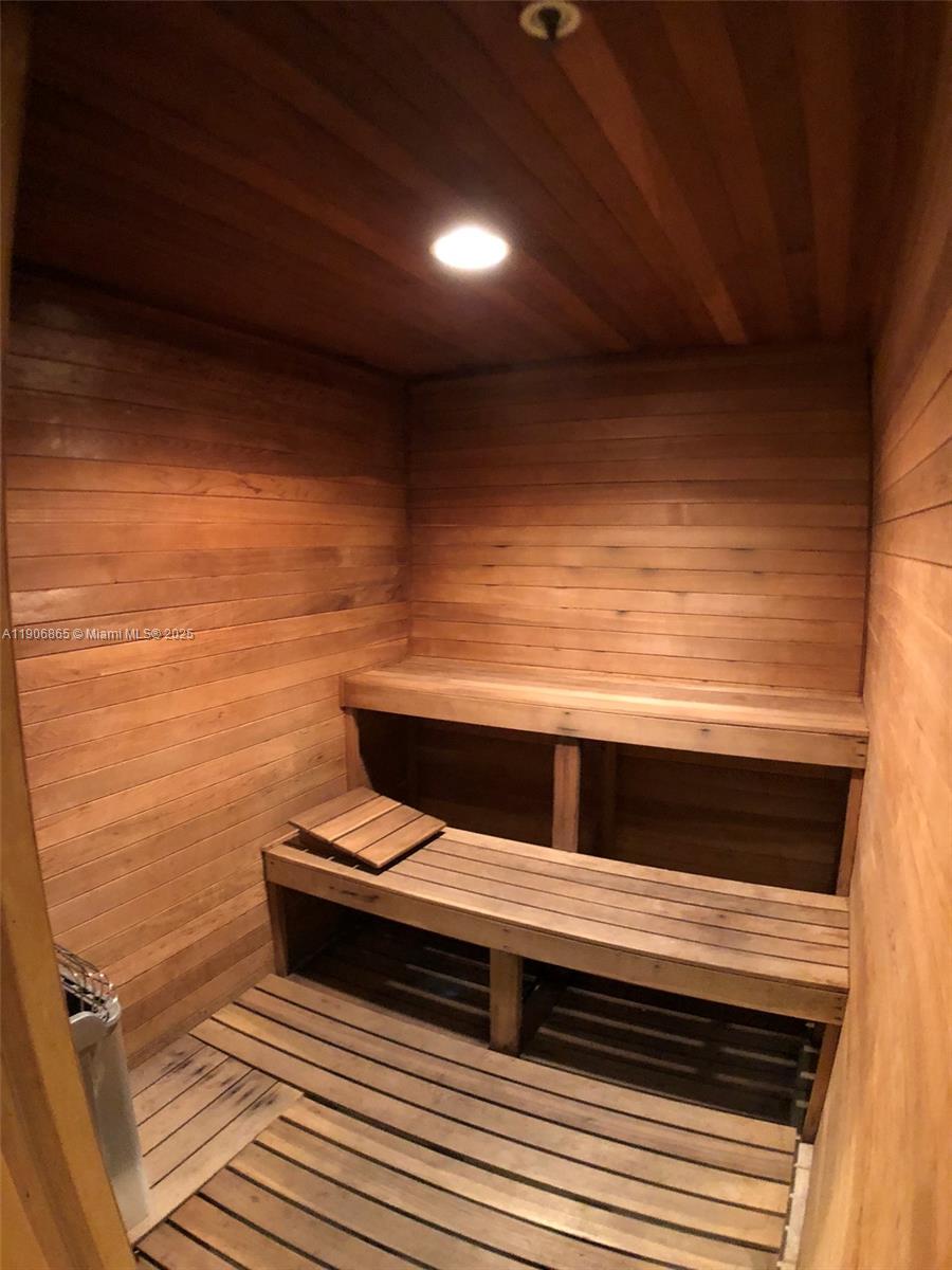 SUNSET HARBOUR SOUTH COND - Residential