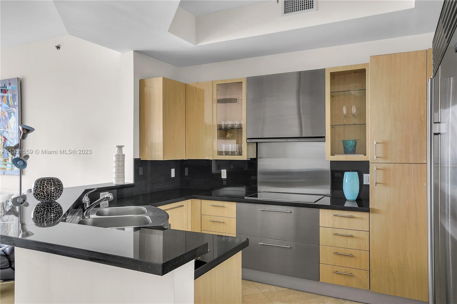 CONTINUUM ON SOUTH BEACH - Residential